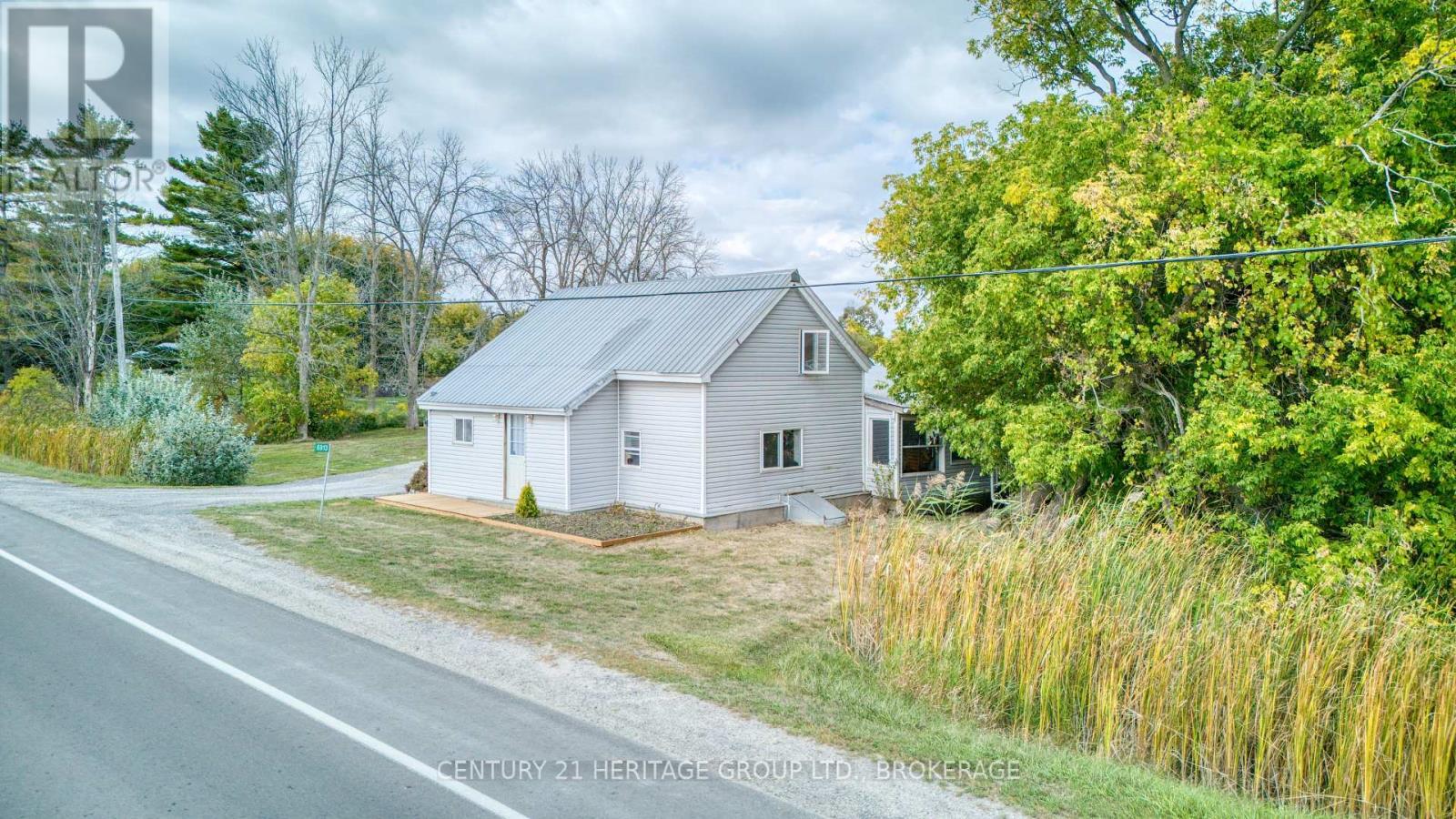 6913 County 2 Road, Loyalist (Lennox And Addington - South), ON - Outdoor