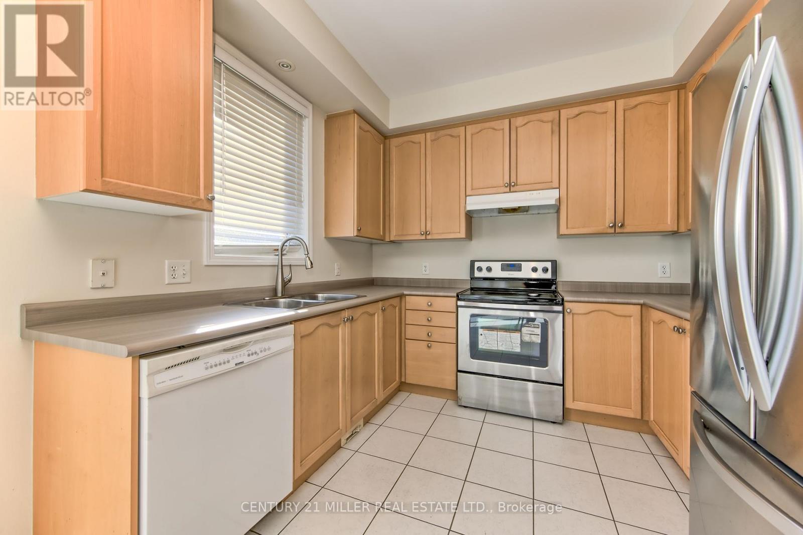 126 Merrilee Crescent, Hamilton, ON - Indoor Photo Showing Kitchen With Double Sink