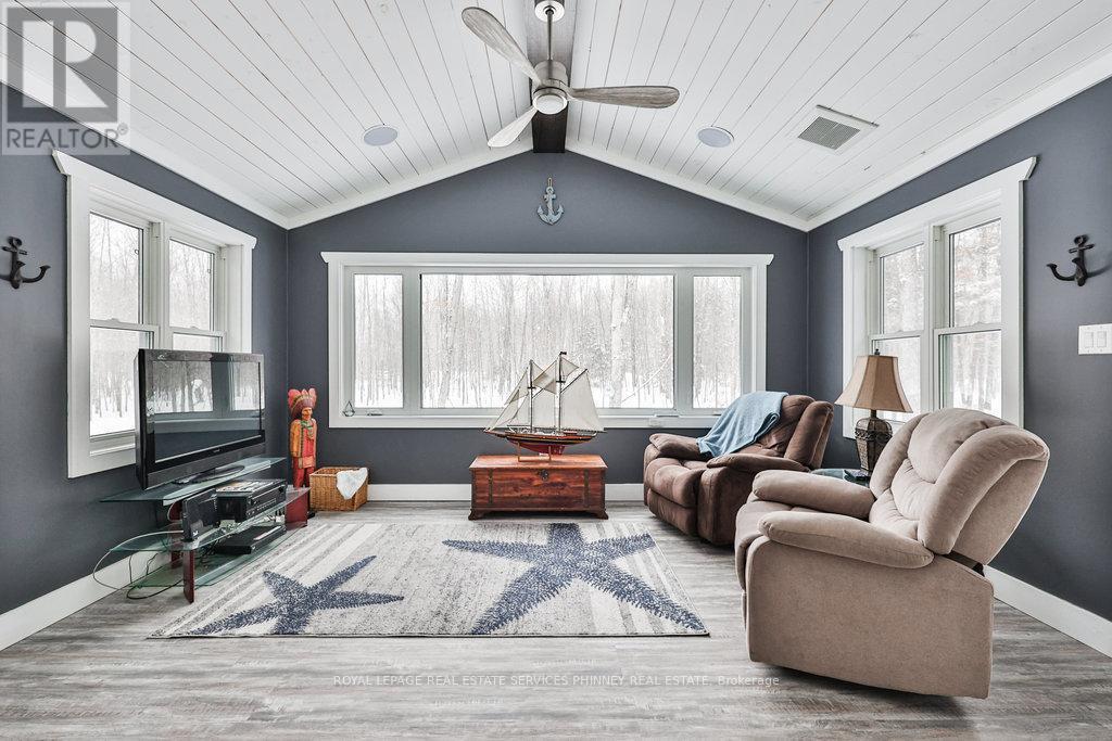 1068 Xavier Street, Gravenhurst, ON - Indoor Photo Showing Living Room