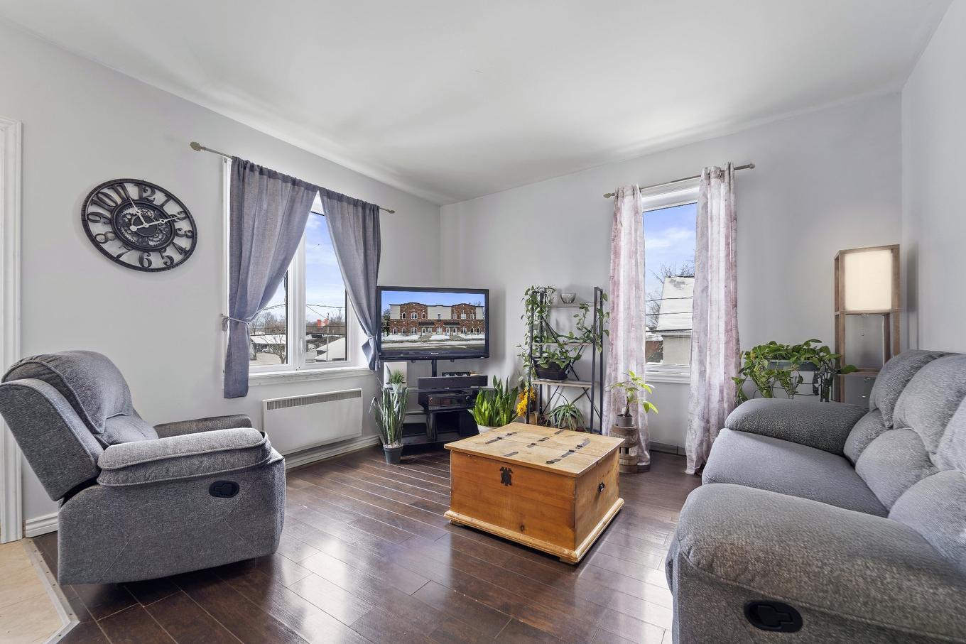 Living room - 253 - 263 Rue Principale, Grenville, QC - Indoor Photo Showing Living Room