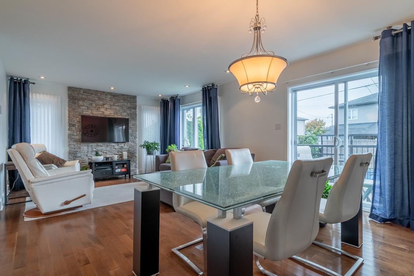 Salle à manger - 1665 Rue Abraham-Massé, Chambly, QC - Indoor Photo Showing Dining Room With Fireplace