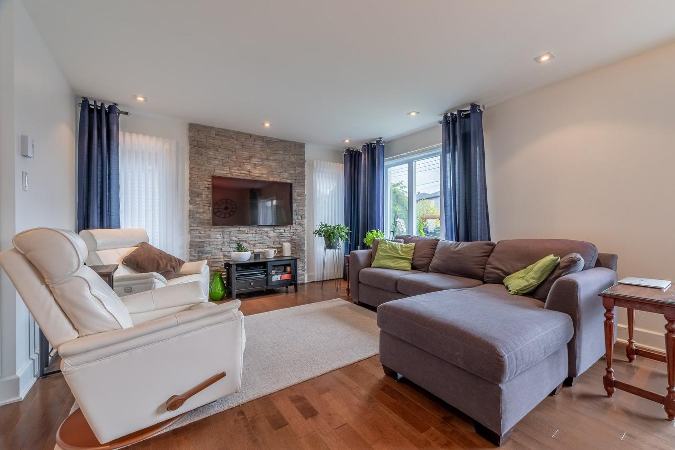 Salon - 1665 Rue Abraham-Massé, Chambly, QC - Indoor Photo Showing Living Room With Fireplace
