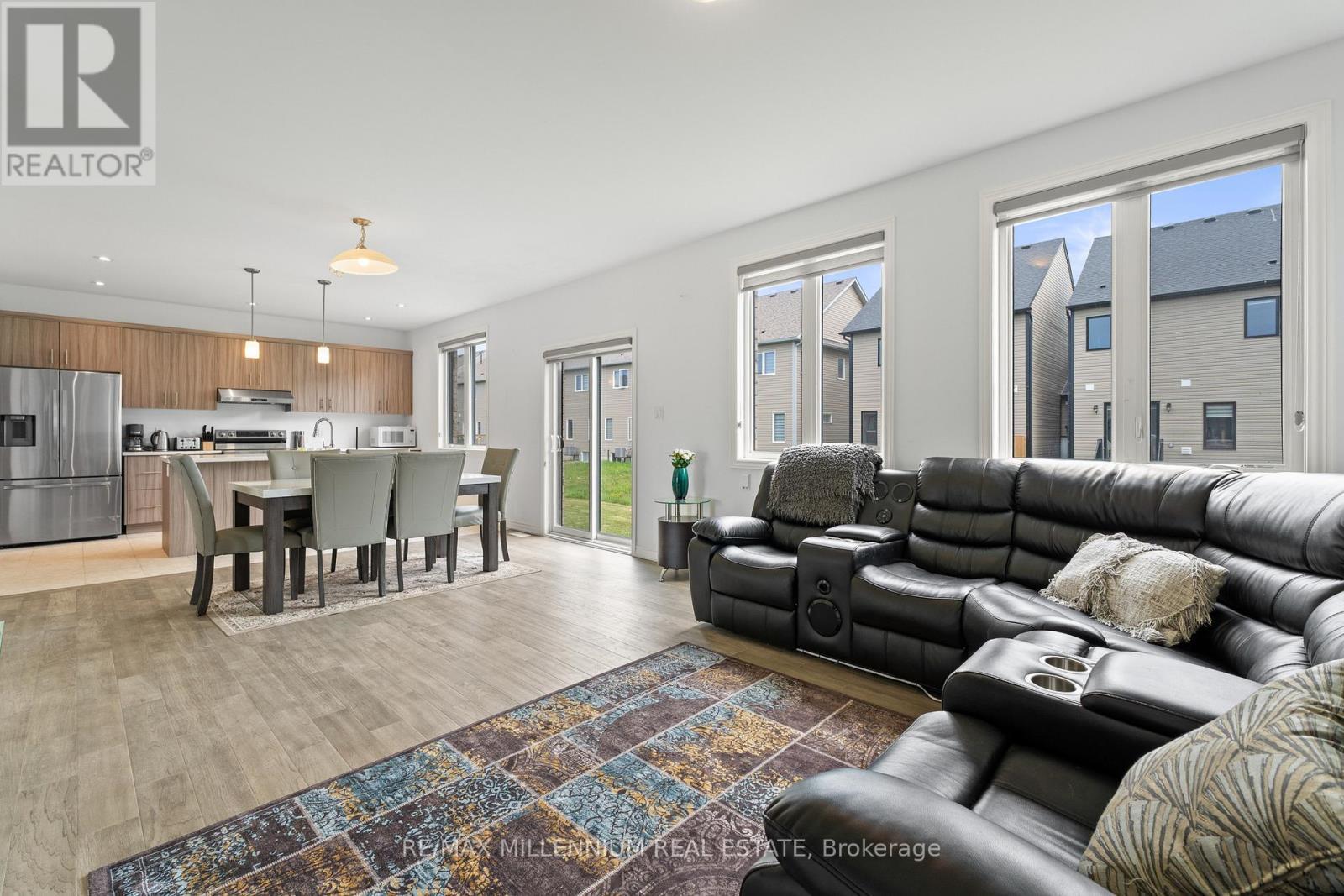 113 Sebastian Street, Blue Mountains, ON - Indoor Photo Showing Living Room