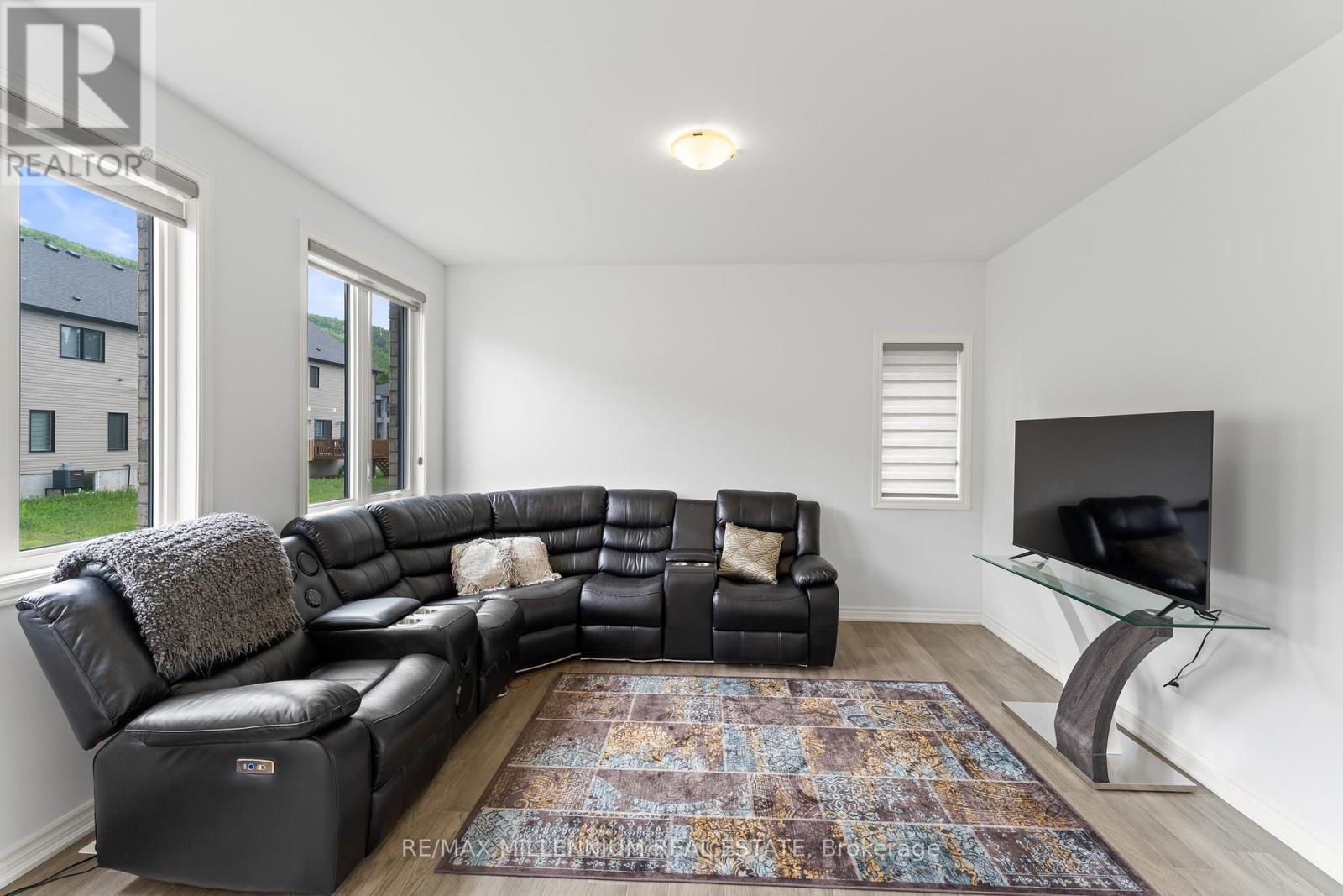 113 Sebastian Street, Blue Mountains, ON - Indoor Photo Showing Living Room