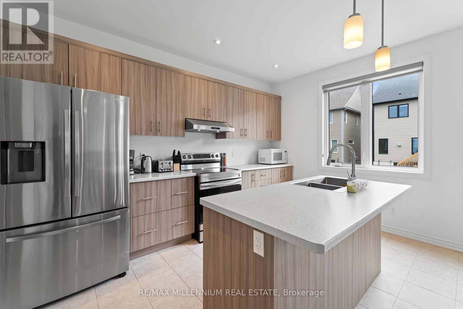 113 Sebastian Street, Blue Mountains, ON - Indoor Photo Showing Kitchen With Double Sink