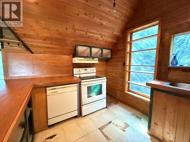 3178 Powell Road Road, Kamloops, BC - Indoor Photo Showing Kitchen With Double Sink
