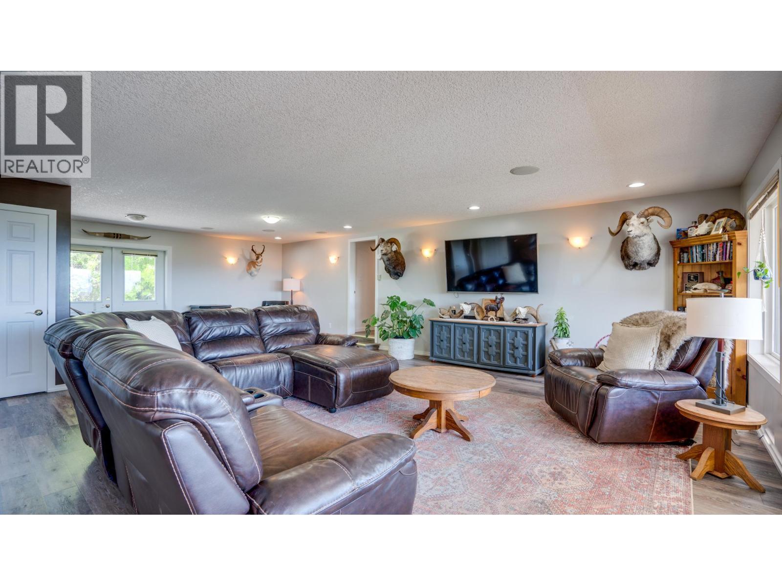 4767 Grandview Flats N Road, Armstrong, BC - Indoor Photo Showing Living Room