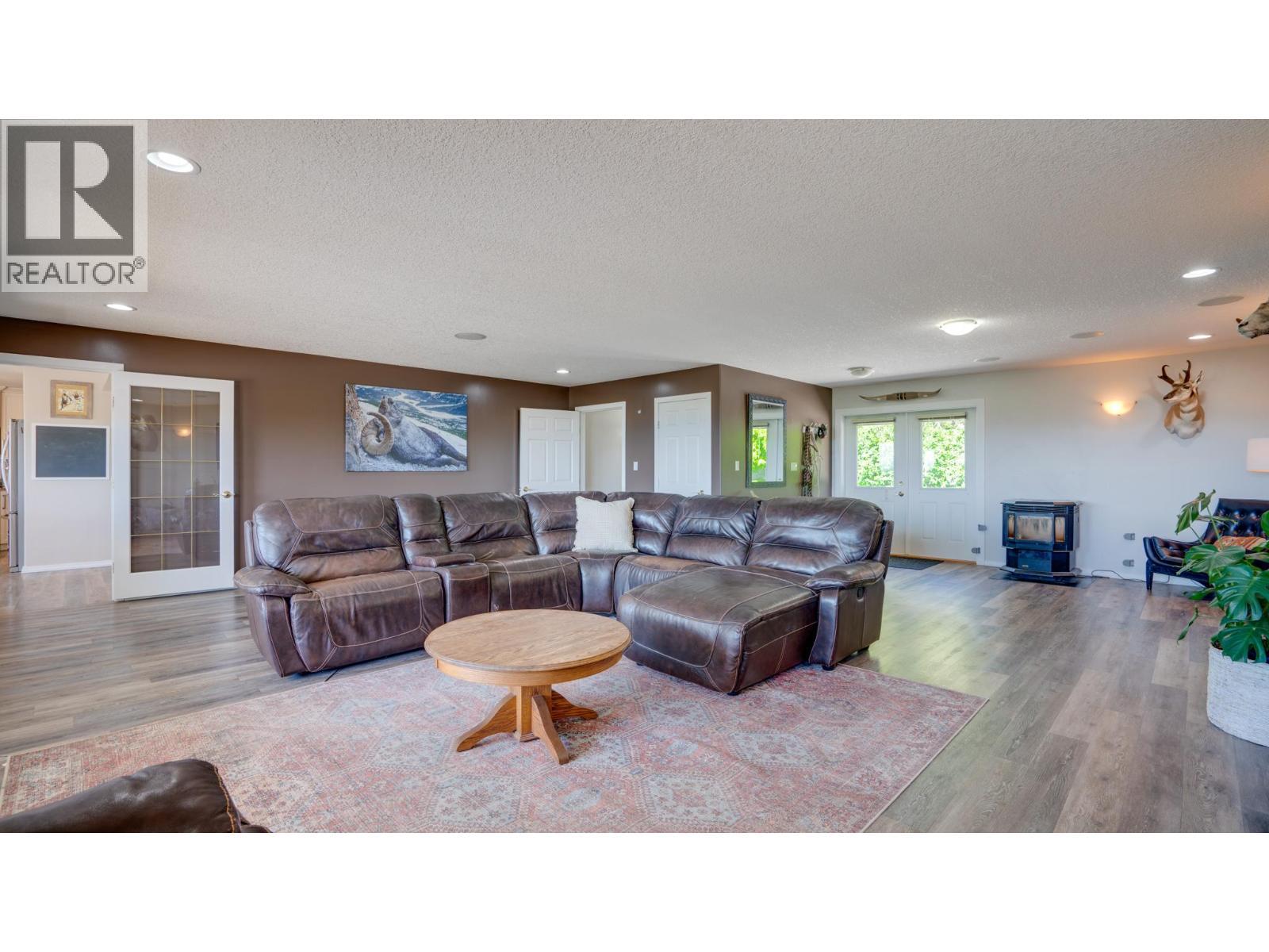 4767 Grandview Flats N Road, Armstrong, BC - Indoor Photo Showing Living Room With Fireplace