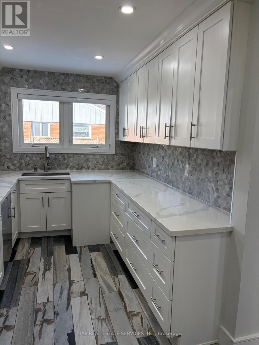 260 Hillside Drive, Mississauga, ON - Indoor Photo Showing Kitchen