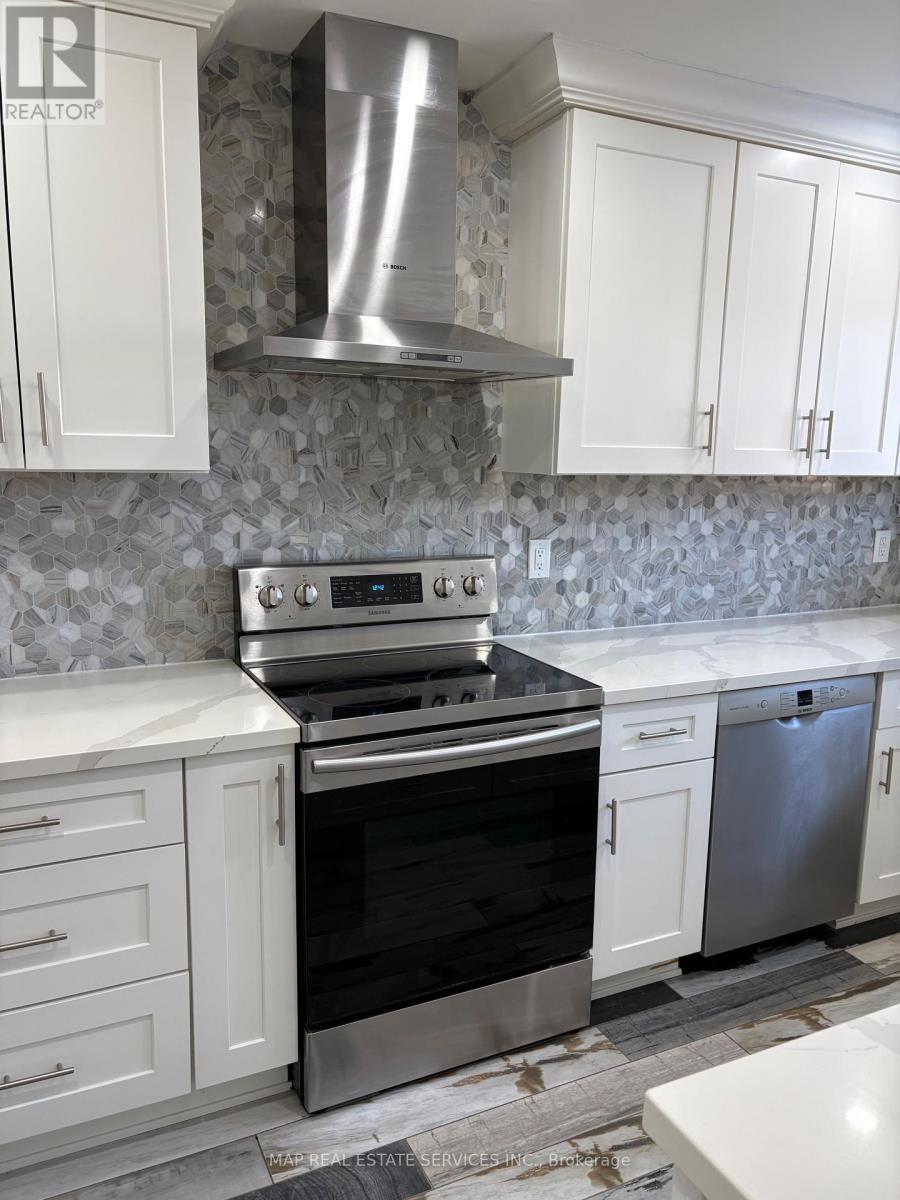 260 Hillside Drive, Mississauga, ON - Indoor Photo Showing Kitchen With Upgraded Kitchen