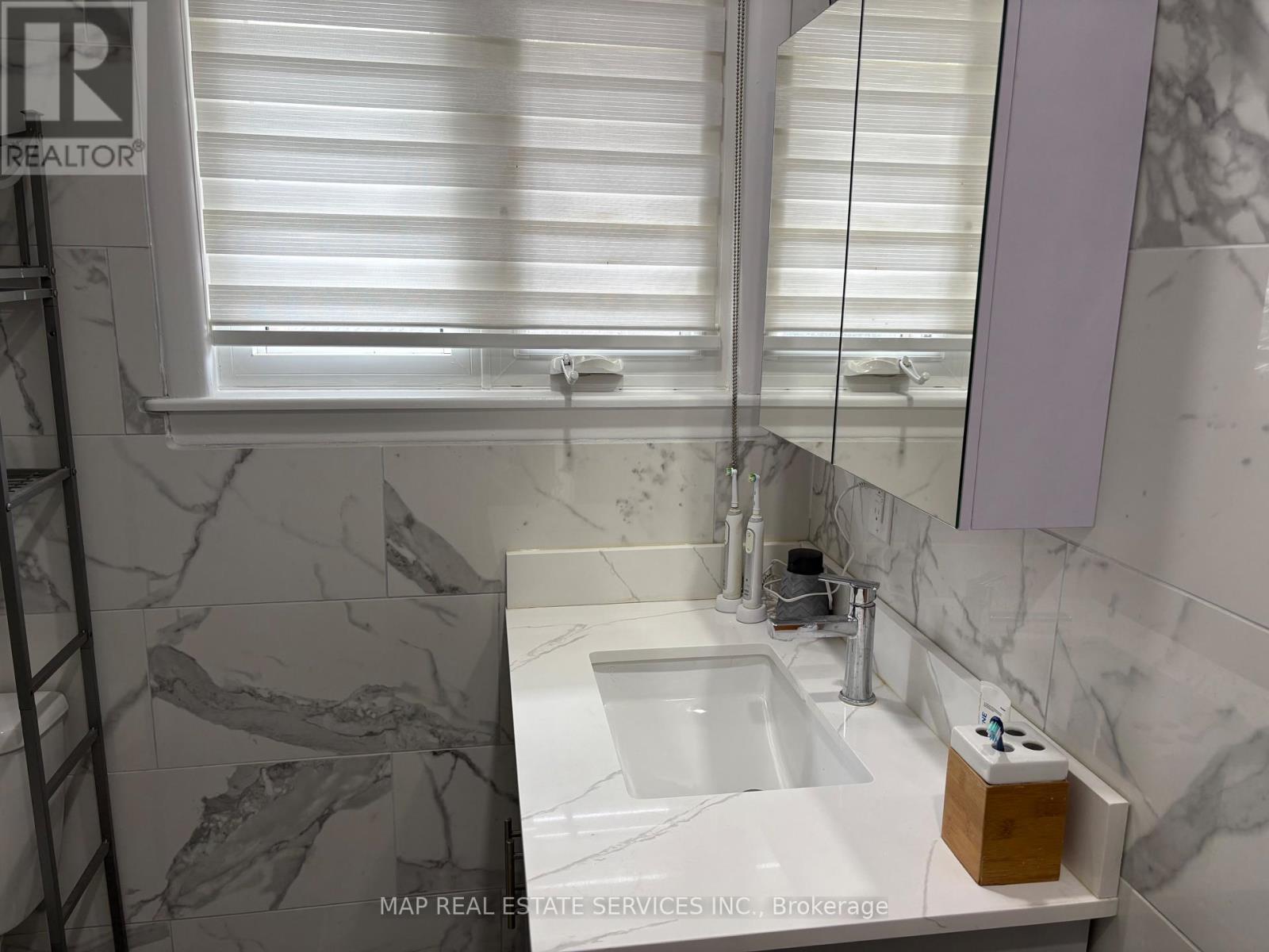 260 Hillside Drive, Mississauga, ON - Indoor Photo Showing Bathroom