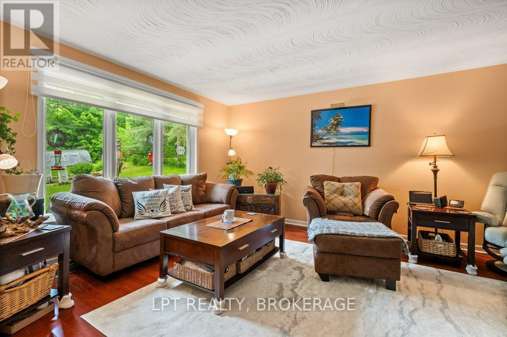 31 Acorn Lane, Frontenac (Frontenac South), ON - Indoor Photo Showing Living Room