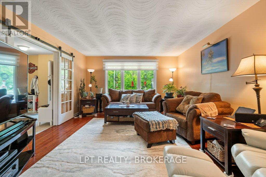 31 Acorn Lane, Frontenac (Frontenac South), ON - Indoor Photo Showing Living Room