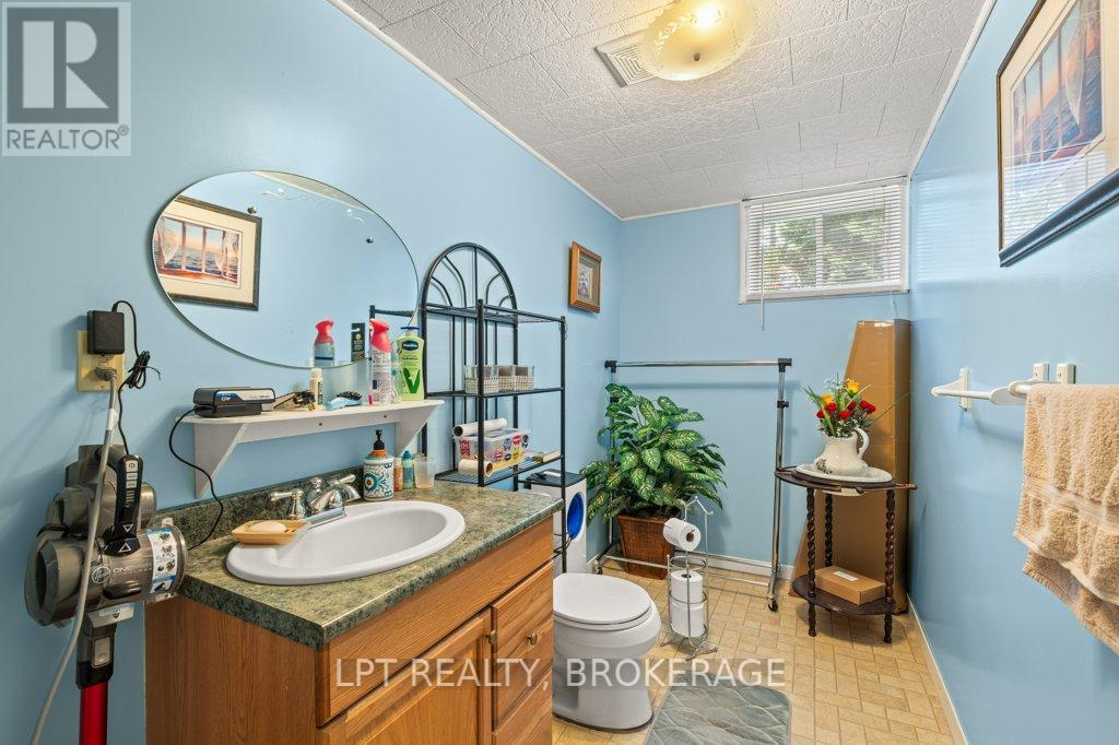 31 Acorn Lane, Frontenac (Frontenac South), ON - Indoor Photo Showing Bathroom