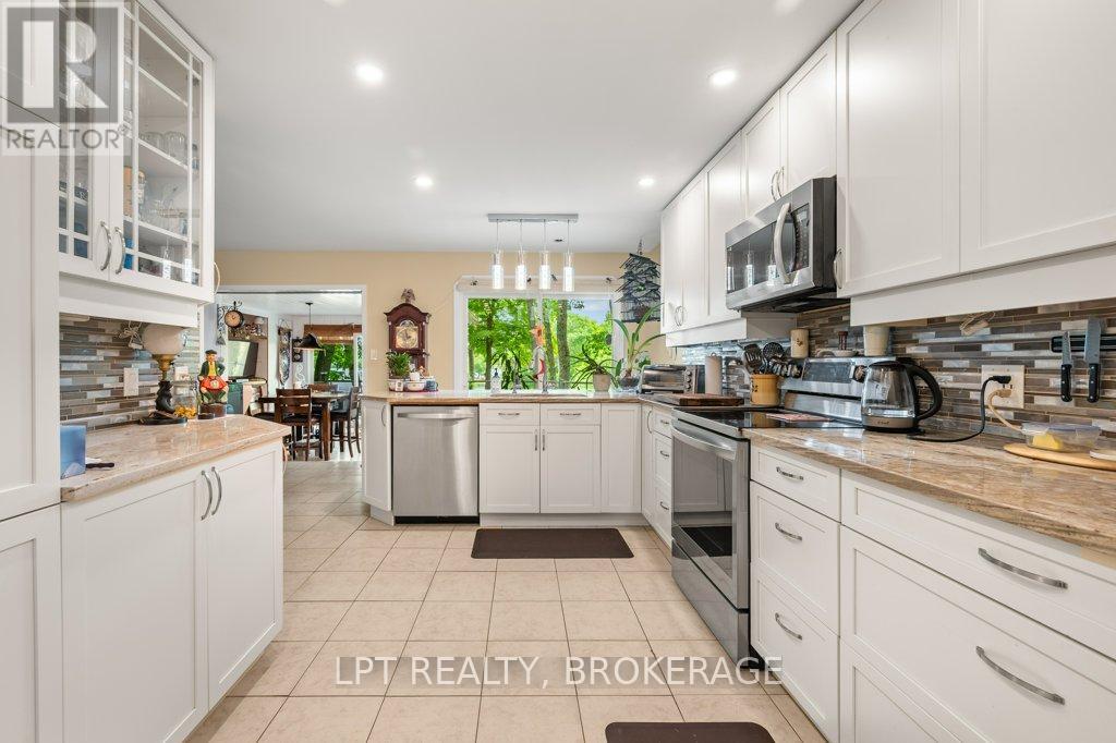 31 Acorn Lane, Frontenac (Frontenac South), ON - Indoor Photo Showing Kitchen