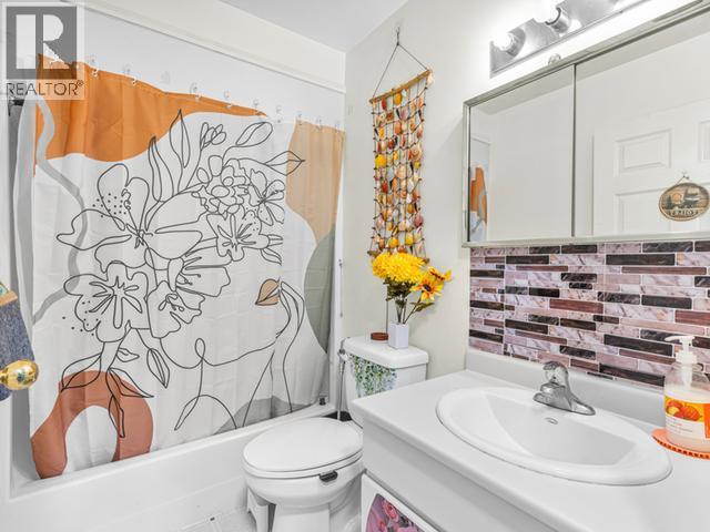 8-35 Lewes Boulevard, Whitehorse, YT - Indoor Photo Showing Bathroom