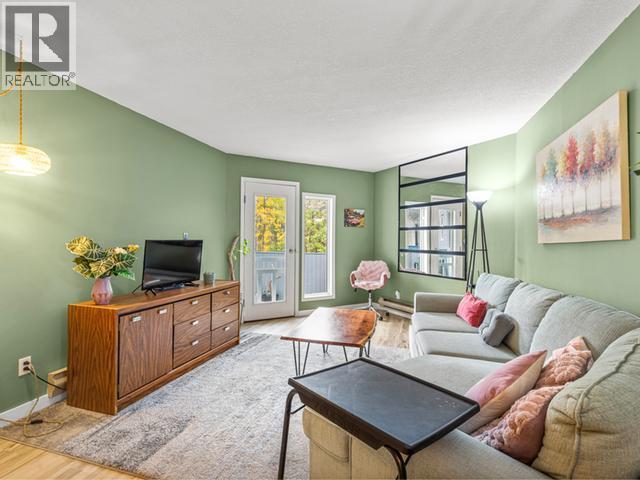 8-35 Lewes Boulevard, Whitehorse, YT - Indoor Photo Showing Living Room