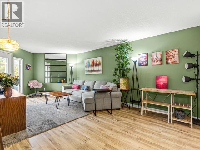 8-35 Lewes Boulevard, Whitehorse, YT - Indoor Photo Showing Living Room