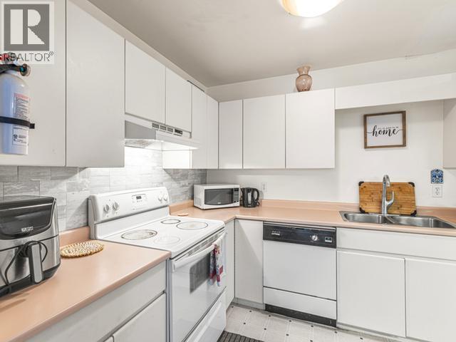 8-35 Lewes Boulevard, Whitehorse, YT - Indoor Photo Showing Kitchen With Double Sink