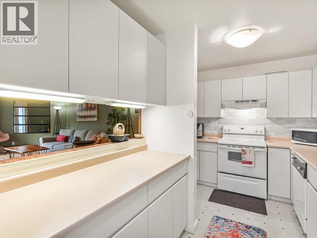 8-35 Lewes Boulevard, Whitehorse, YT - Indoor Photo Showing Kitchen