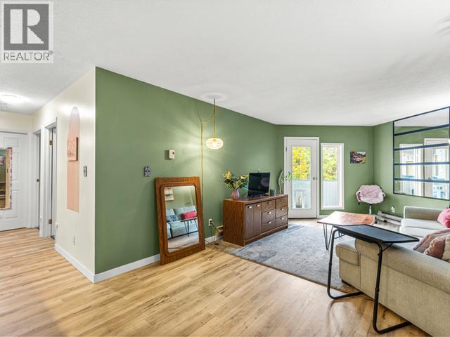 8-35 Lewes Boulevard, Whitehorse, YT - Indoor Photo Showing Living Room