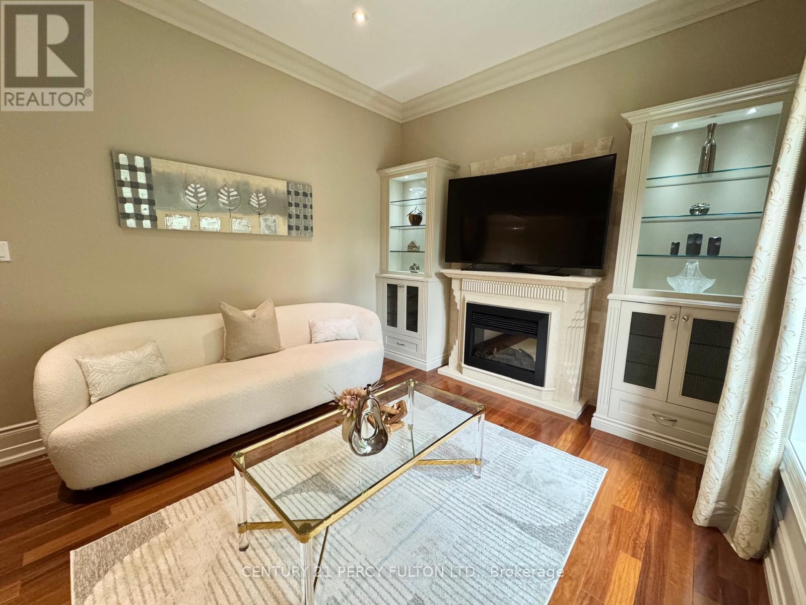 1649 Wedmore Way, Mississauga, ON - Indoor Photo Showing Living Room With Fireplace