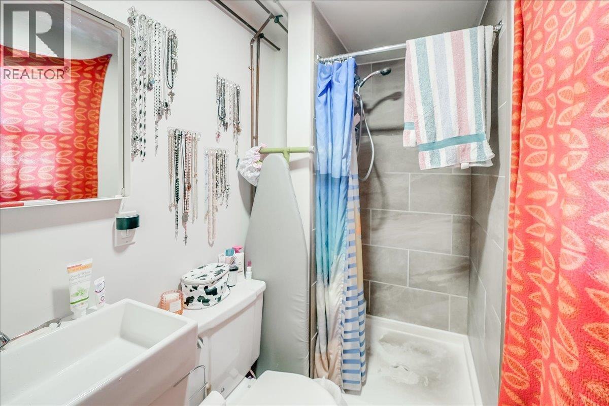 1406 Fourth Avenue, Trail, BC - Indoor Photo Showing Bathroom