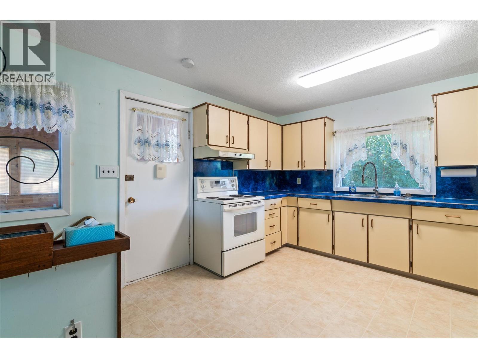 kitchen to sundeck - 2602 Blind Bay Road, Blind Bay, BC - Indoor Photo Showing Kitchen