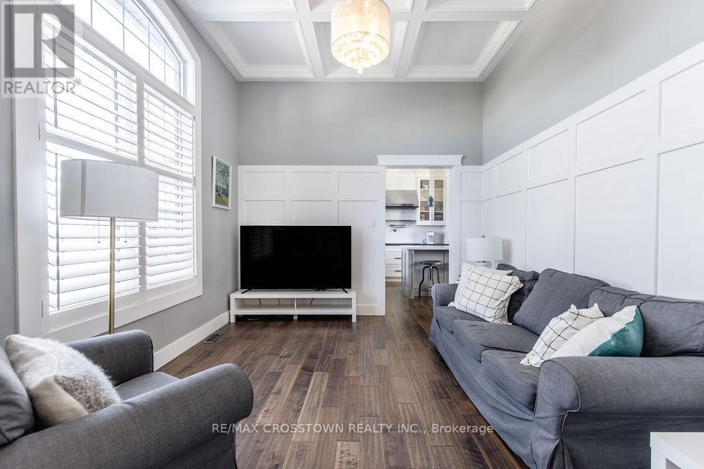 25 Mennill Drive, Springwater, ON - Indoor Photo Showing Living Room