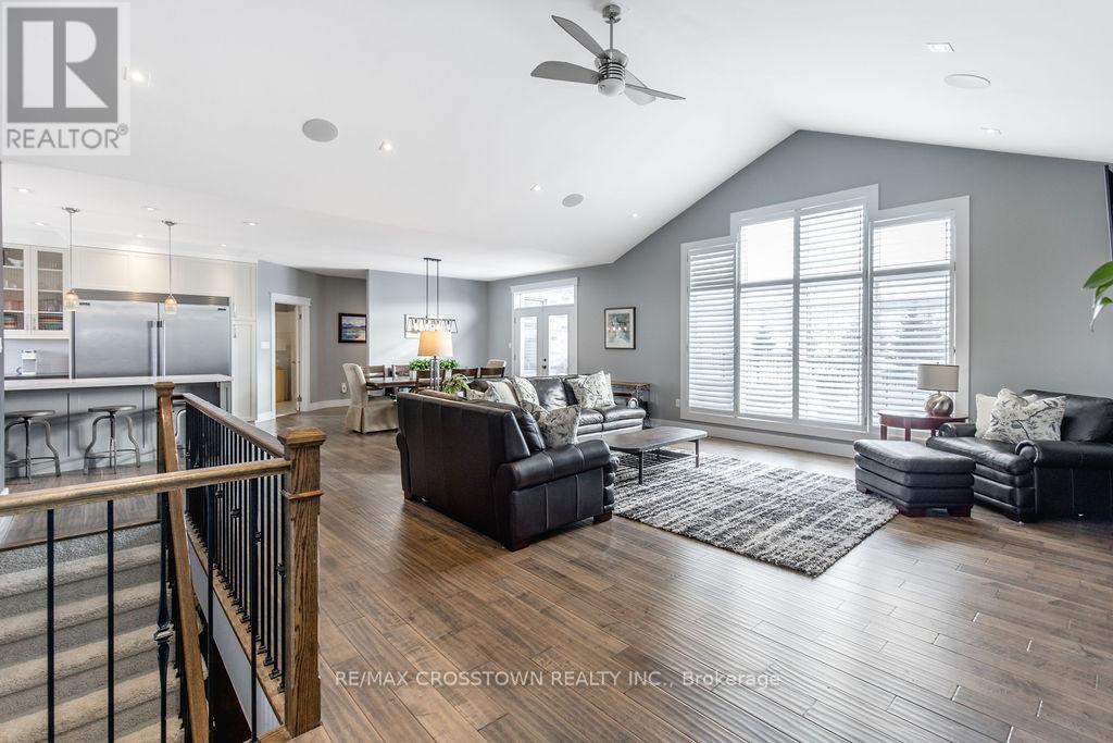 25 Mennill Drive, Springwater, ON - Indoor Photo Showing Living Room