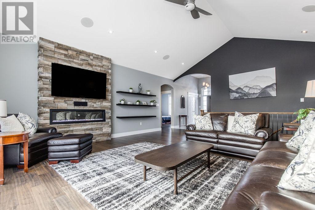 25 Mennill Drive, Springwater, ON - Indoor Photo Showing Living Room