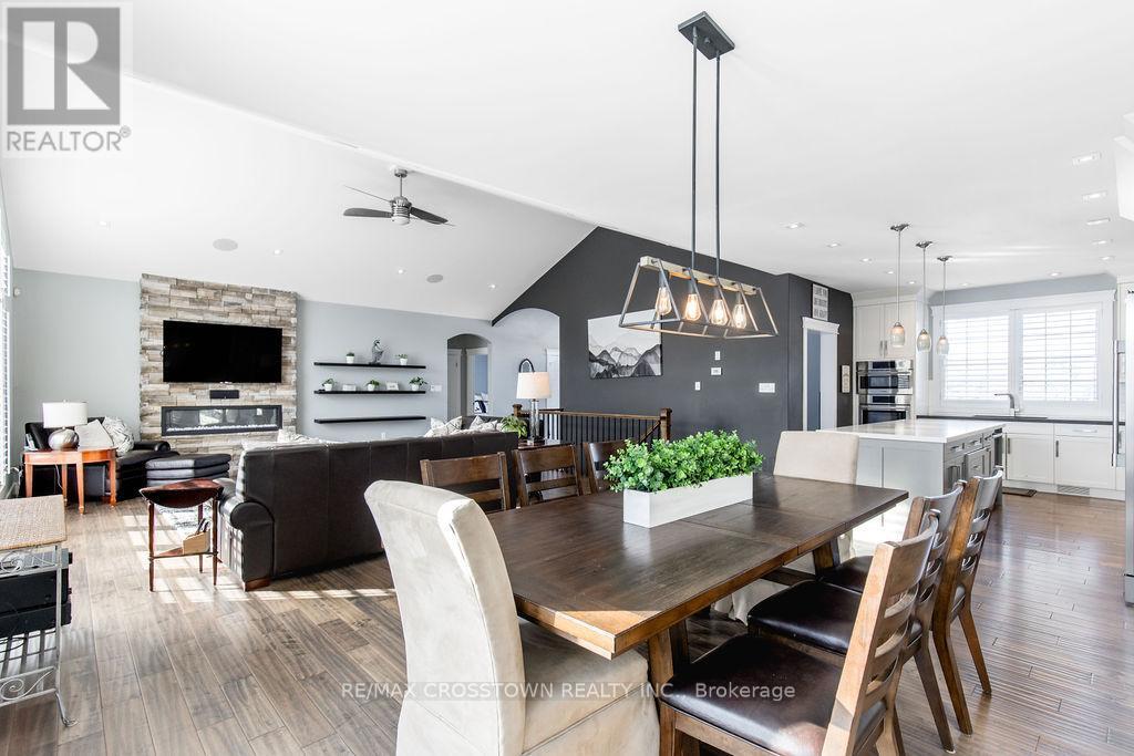 25 Mennill Drive, Springwater, ON - Indoor Photo Showing Dining Room