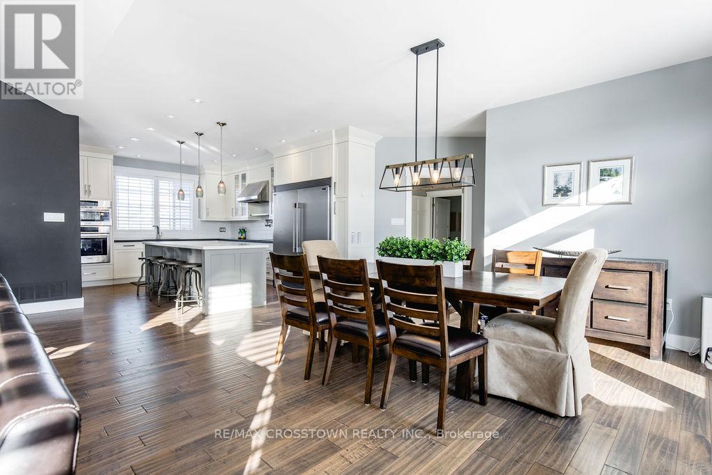 25 Mennill Drive, Springwater, ON - Indoor Photo Showing Dining Room