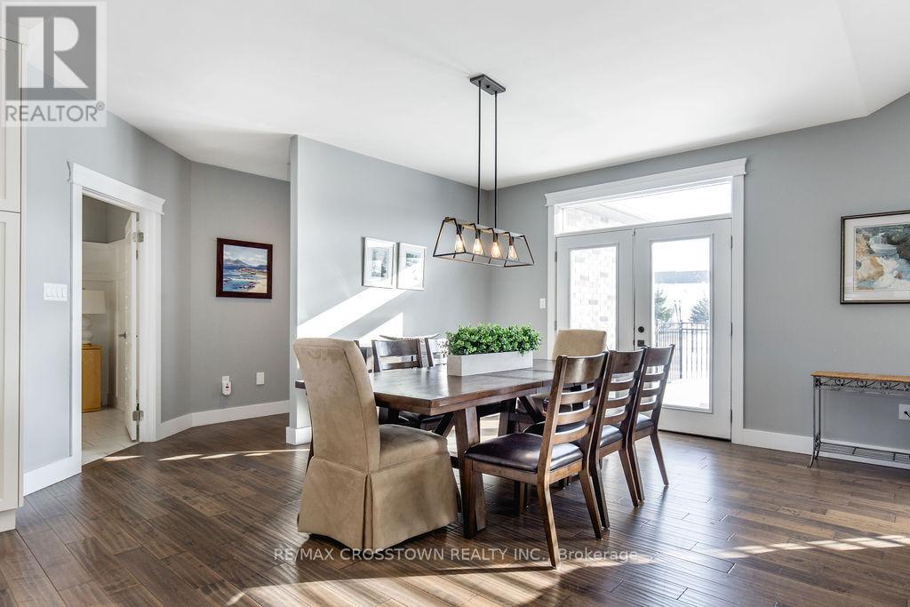 25 Mennill Drive, Springwater, ON - Indoor Photo Showing Dining Room