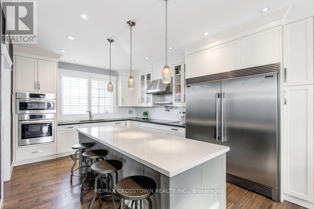 25 Mennill Drive, Springwater, ON - Indoor Photo Showing Kitchen With Upgraded Kitchen