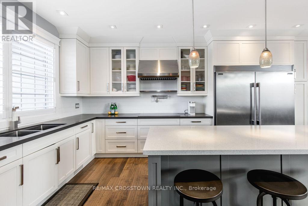 25 Mennill Drive, Springwater, ON - Indoor Photo Showing Kitchen With Double Sink With Upgraded Kitchen