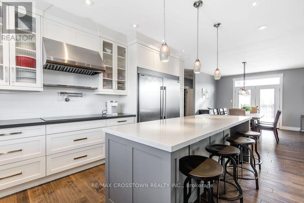 25 Mennill Drive, Springwater, ON - Indoor Photo Showing Kitchen With Upgraded Kitchen