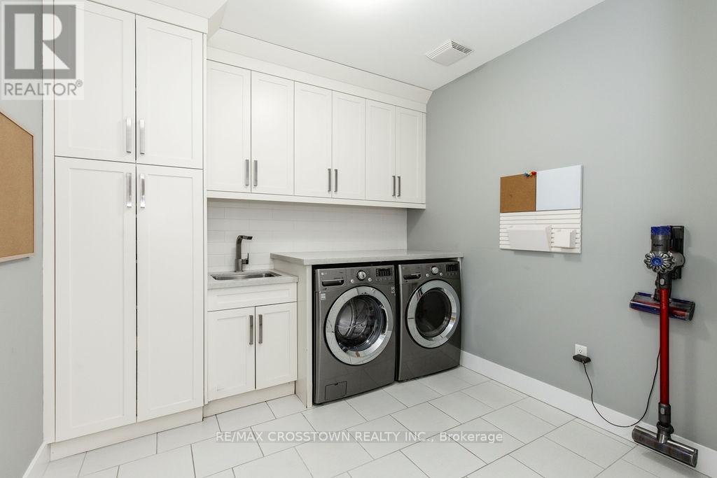 25 Mennill Drive, Springwater, ON - Indoor Photo Showing Laundry Room