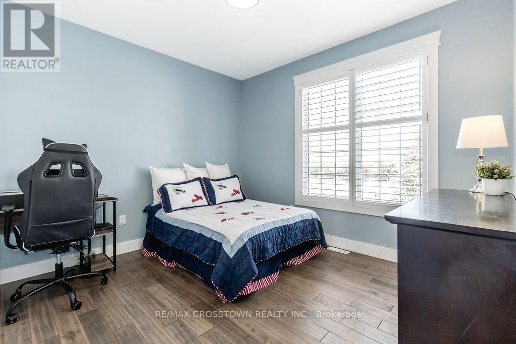 25 Mennill Drive, Springwater, ON - Indoor Photo Showing Bedroom