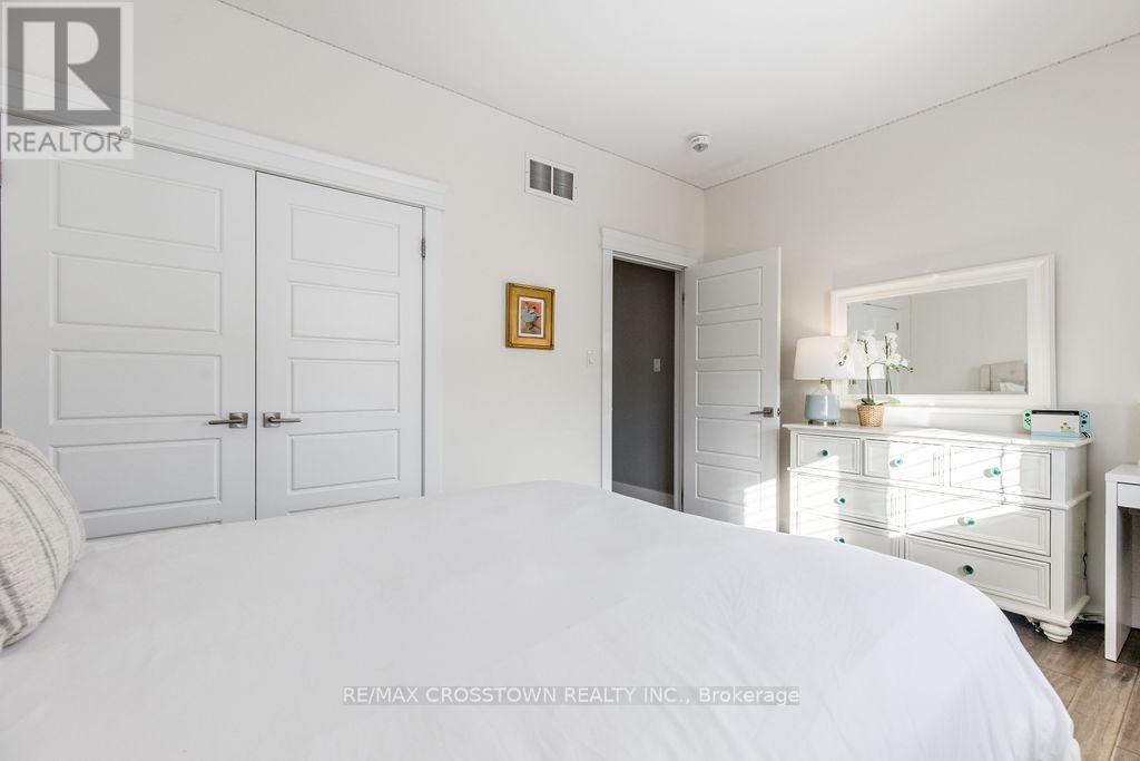 25 Mennill Drive, Springwater, ON - Indoor Photo Showing Bedroom