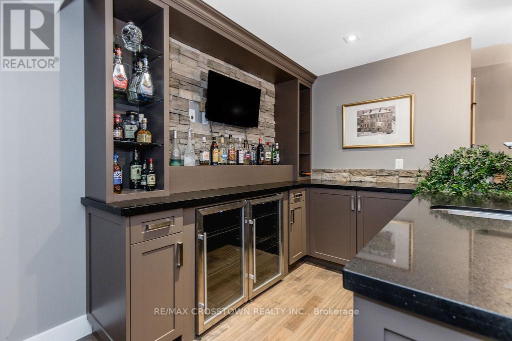 25 Mennill Drive, Springwater, ON - Indoor Photo Showing Other Room