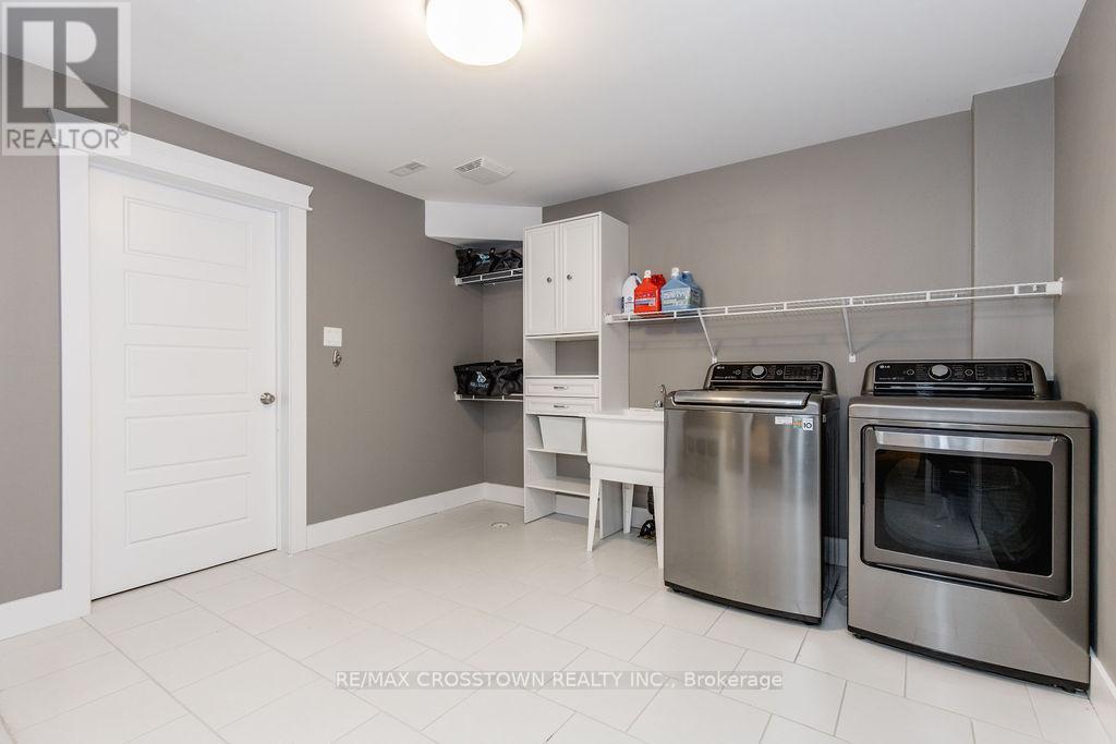 25 Mennill Drive, Springwater, ON - Indoor Photo Showing Laundry Room