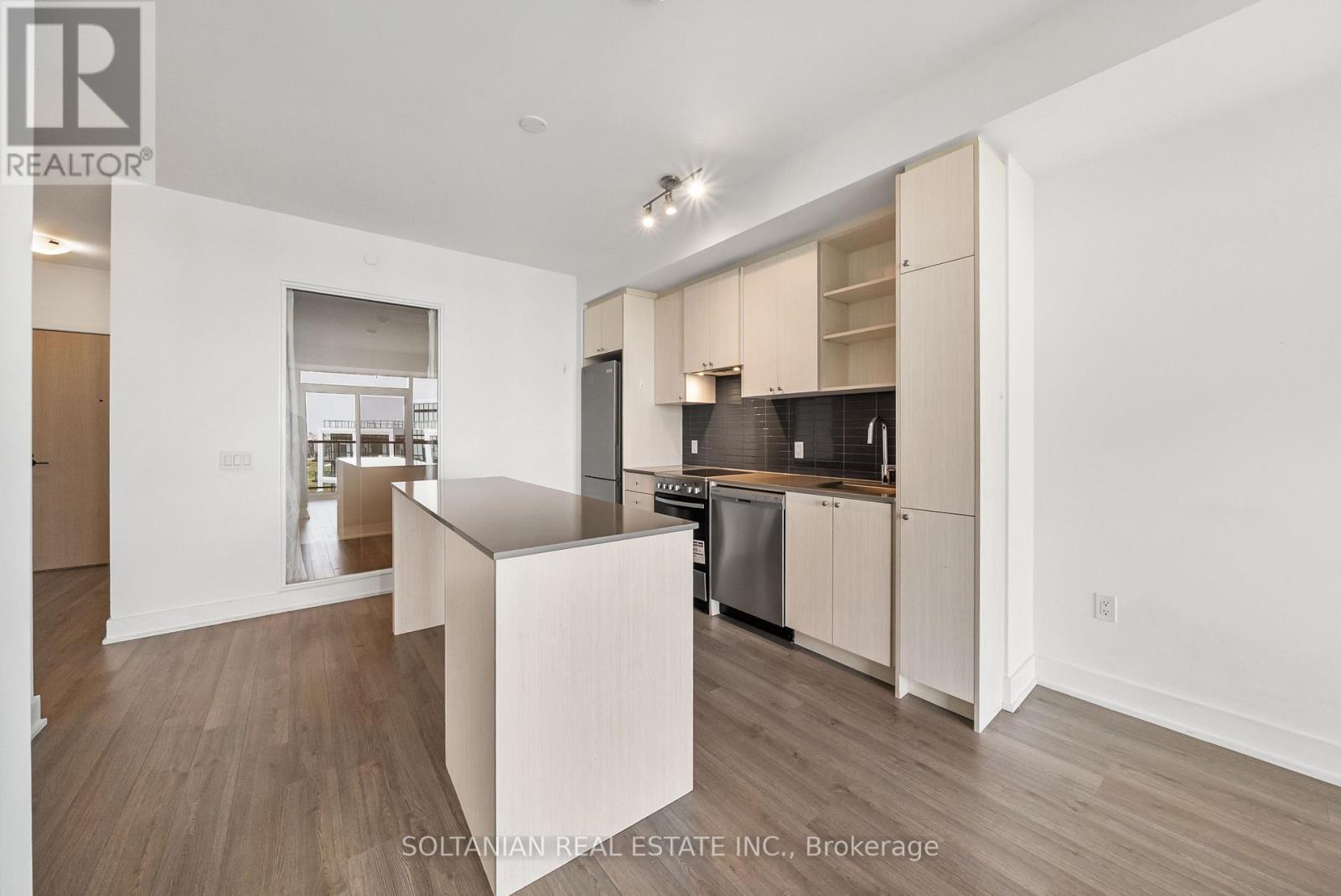 810 - 50 George Butchart Drive, Toronto, ON - Indoor Photo Showing Kitchen