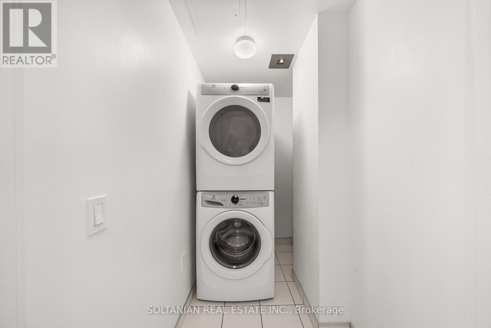 810 - 50 George Butchart Drive, Toronto, ON - Indoor Photo Showing Laundry Room