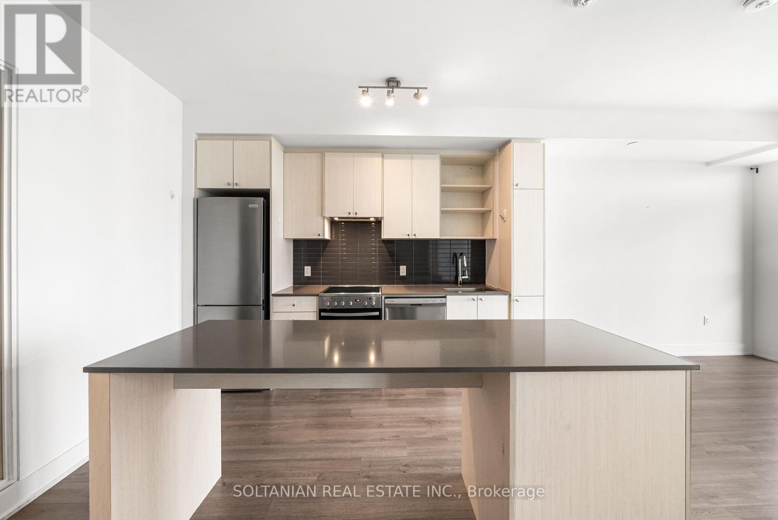 810 - 50 George Butchart Drive, Toronto, ON - Indoor Photo Showing Kitchen