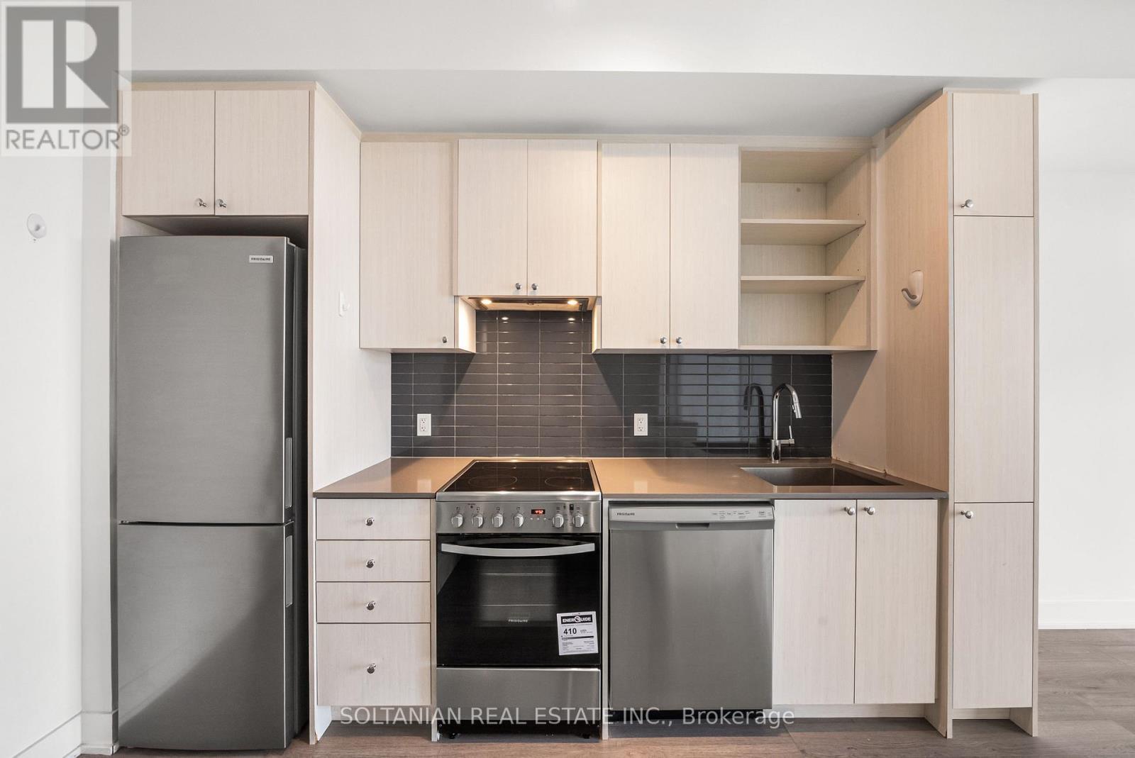810 - 50 George Butchart Drive, Toronto, ON - Indoor Photo Showing Kitchen