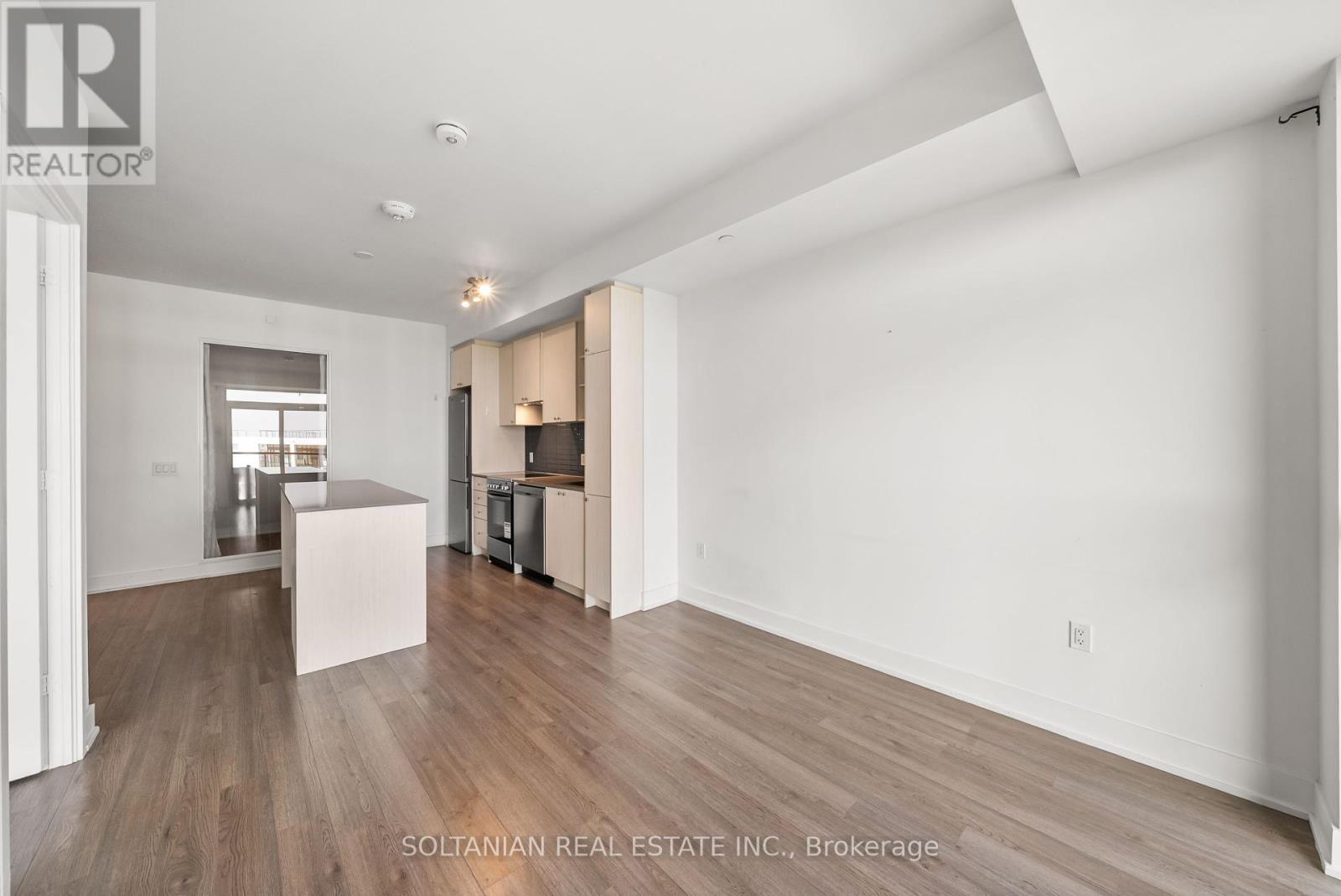810 - 50 George Butchart Drive, Toronto, ON - Indoor Photo Showing Kitchen
