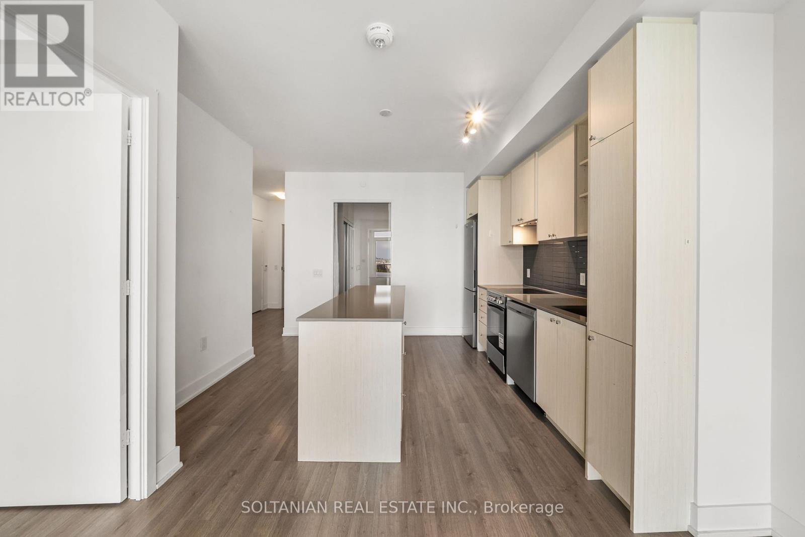810 - 50 George Butchart Drive, Toronto, ON - Indoor Photo Showing Kitchen