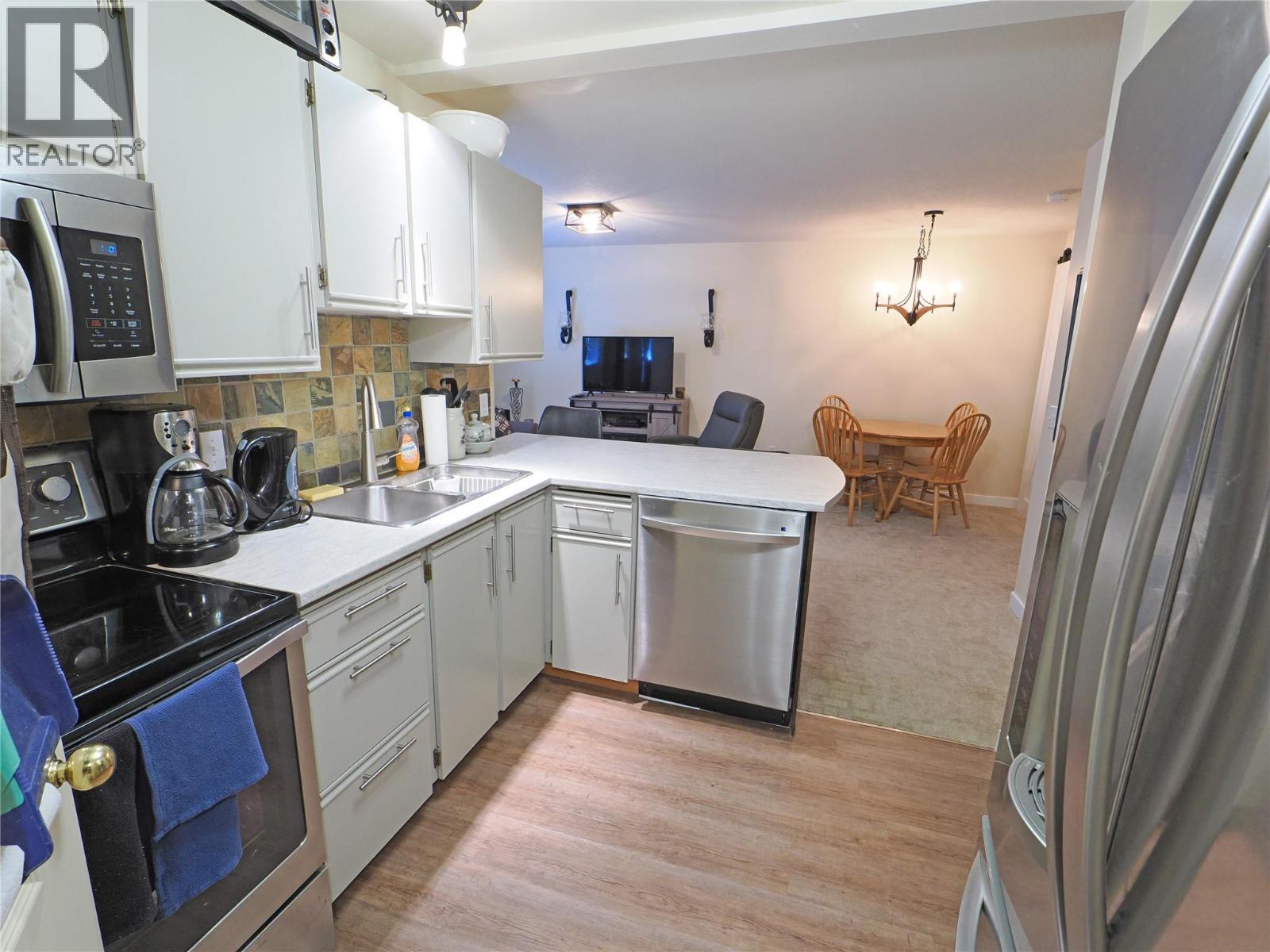 4890D Snowpines Road, Big White, BC - Indoor Photo Showing Kitchen