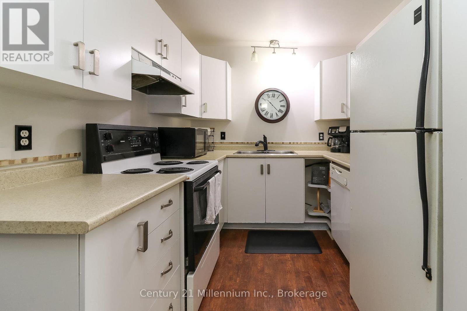 4 - 4 Trafalgar Road, Collingwood, ON - Indoor Photo Showing Kitchen With Double Sink